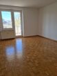 Sanierte Wohnung mit verglastem Balkon - Wohnzimmer - Beispielfoto